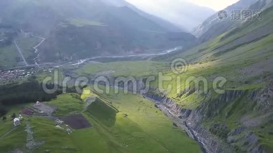 从无人驾驶飞机到格鲁吉亚卡兹贝吉山附近有峡谷和裂缝的山脉的空中景观视频