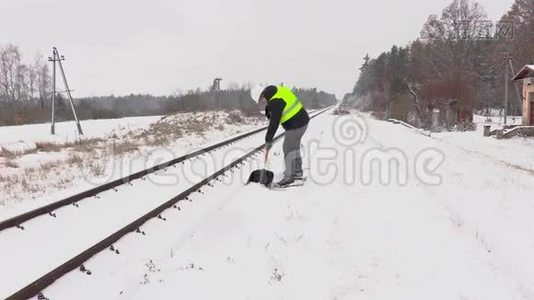 铁路员工在铁路附近清扫积雪，并步行离开视频