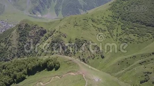 从无人驾驶飞机到卡兹贝吉附近山脉的空中景观视频