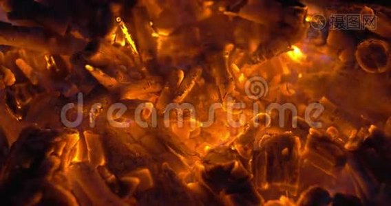 篝火或壁炉中的木烬视频
