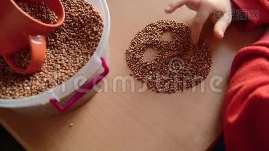 幼儿双手玩荞麦粮食.视频