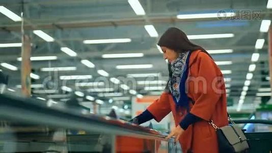 快乐的女人在超市购物视频