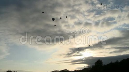 天空中的几个热气球视频