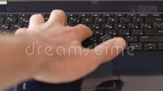 男性手在键盘上打字视频
