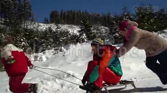 快乐的一家人在冬天的雪山上玩得很开心。 妈妈和她的两个孩子正在滑雪视频