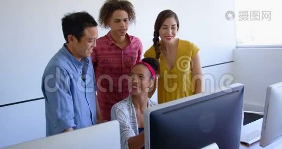多民族商人在现代办公场所讨论计算机问题视频