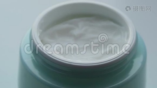 绿色的罐子，带有化妆品温和的奶油。 化妆品霜宏观近景视频
