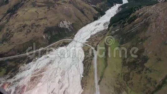 从新西兰的直升机上可以看到山景和树木。视频