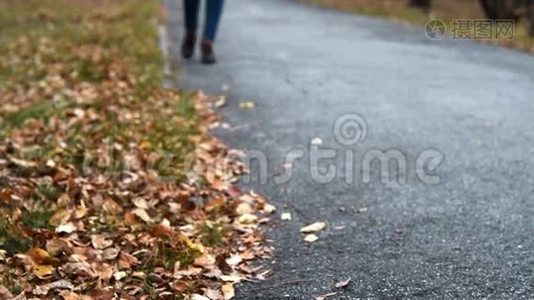 秋天在人行道上散步的女人视频