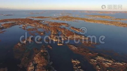 在挪威秋天的岩石海上飞翔视频