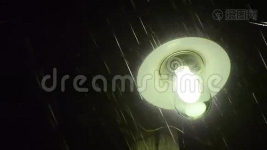 被暴雨击中的柱子灯视频