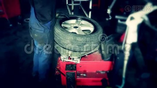 汽车服务中的漂亮机械修理轮胎视频