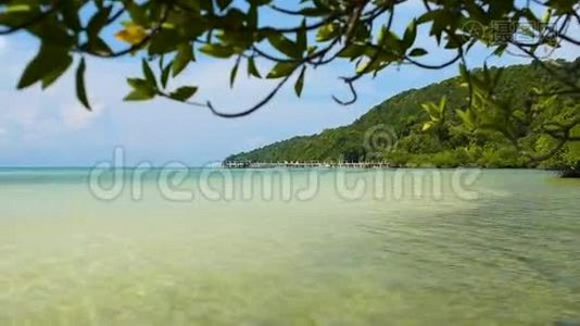 阳光明媚的热带岛屿萨拉森湾海滩景观视频
