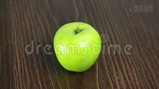 桌子上的绿苹果旋转视频