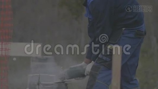 这名男子在建筑工地上与基金会合作视频