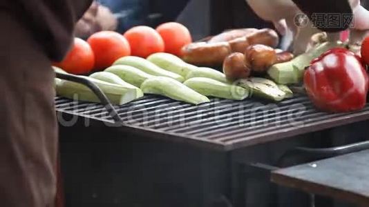 香肠和蔬菜，西红柿，胡椒，茄子，烤在烤架上视频