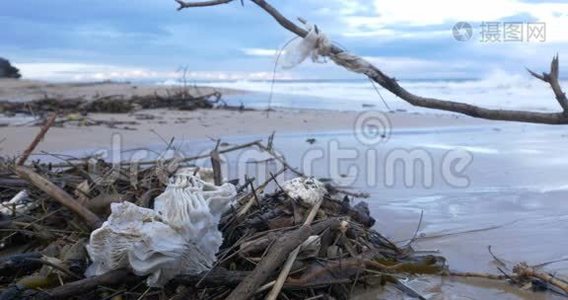 海洋海滩的塑料垃圾废水污染视频