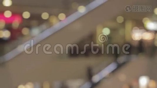 购物中心自动扶梯上挤满了人视频