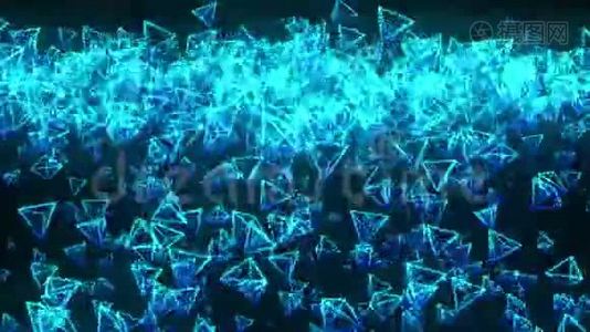 黑色背景的蓝色金字塔。 三维金字塔与几何多边形的连接。 循环动画。 网络空间。 商业交流视频
