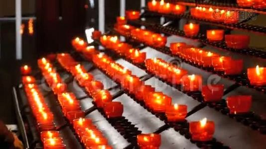 许多在基督教教堂燃烧的蜡烛视频