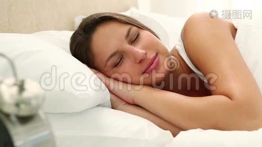 幸福的女人回去睡觉视频