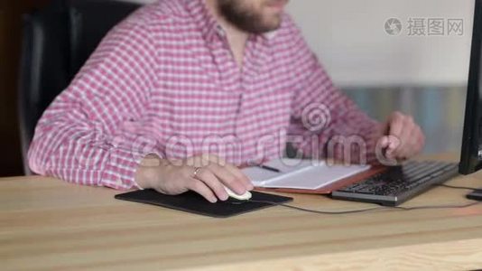 在桌旁用电脑鼠标工作的人视频
