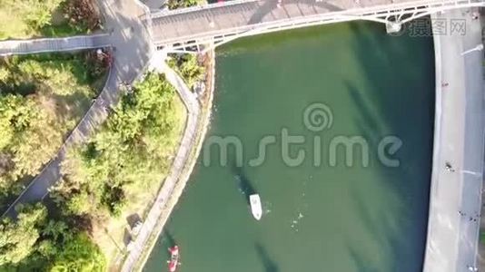 用绿色的水俯瞰美丽的河湖视频