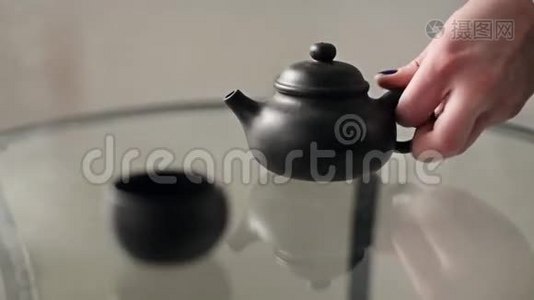 女孩用茶壶倒茶，用手视频