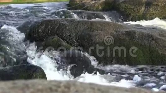 南布格河上的花岗岩急流和急流视频