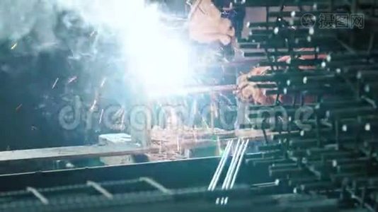焊工焊接结构部件视频