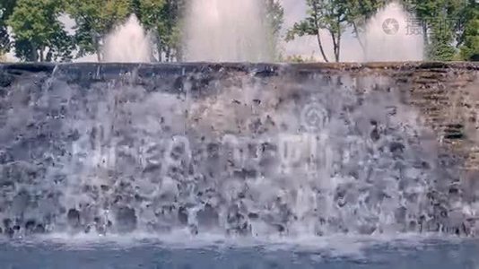 瀑布特写。 河流瀑布。 从石阶上掉下来的水视频