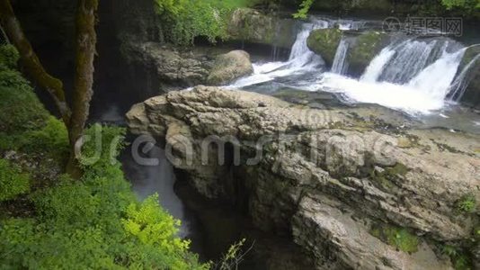 山麓山谷中的河流. 卡兹贝吉。 格鲁吉亚，欧洲。 高加索山脉。 美丽世界视频