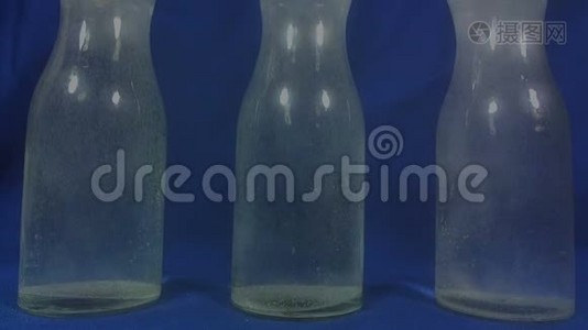 阿司匹林或泡腾药丸滴在蓝色背景的一杯水中。视频