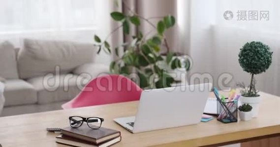 女商人用笔记本电脑和手机视频