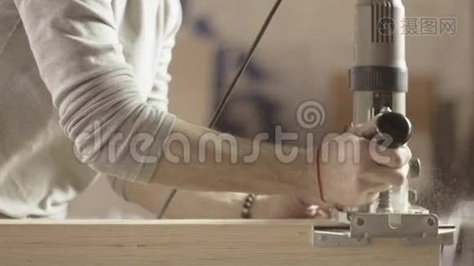 木匠用插入路由器切割木板。 家具。 直线。 锯屑视频