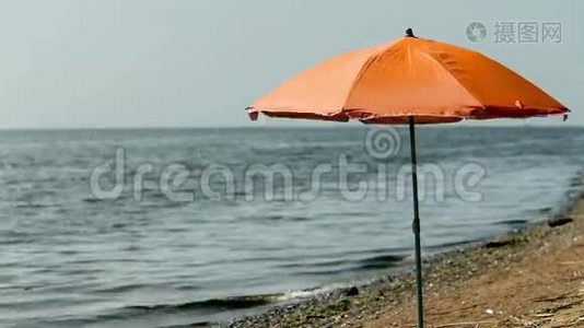空滩上的沙滩伞.视频