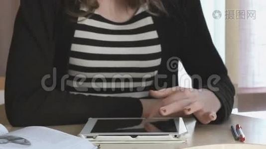 女孩用数码平板电脑读课文视频
