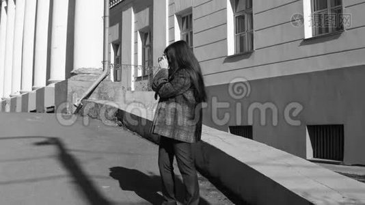 年轻的女性游客在一个古老的欧洲城市观光和拍照。视频