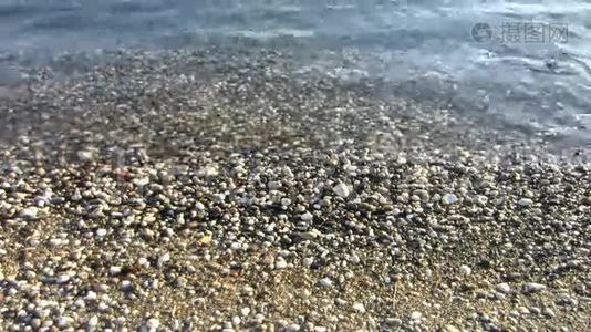海浪冲刷卵石海滩视频