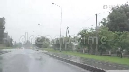 汽车行驶在城市的小路上，下雨了视频