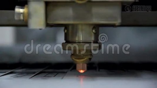 工业机器人激光切割机切割金属零件视频
