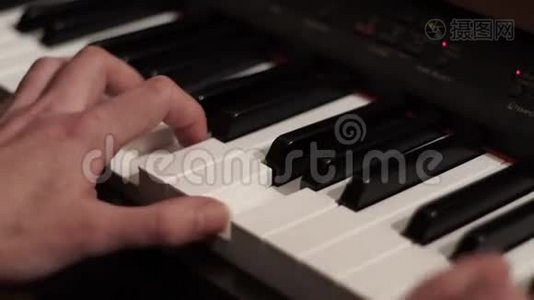 男性手弹钢琴。 弹钢琴。 键盘乐器视频