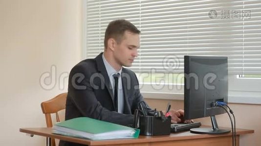 有魅力的商人在办公室里用电脑和文件工作视频
