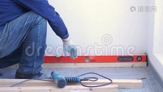 木工师傅安装松木地板-环保地板。 螺丝滞后到混凝土。视频