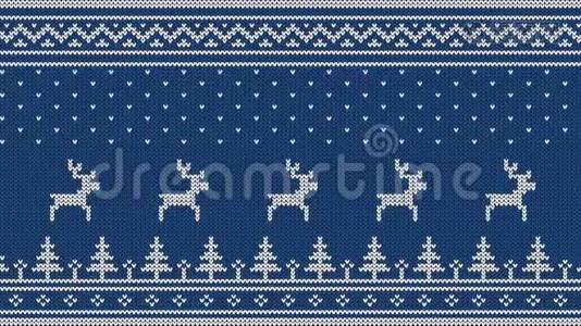 用斯堪的纳维亚的图案在圣诞树上奔跑的鹿视频