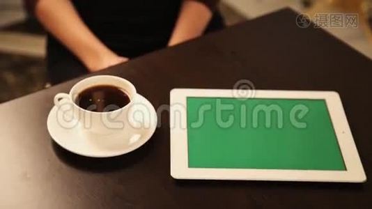使用平板电脑和咖啡的人视频