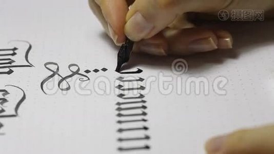 写哥特式书法。 女性用墨水笔书写视频