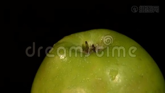 绿色苹果顶部分离在黑色，旋转视频