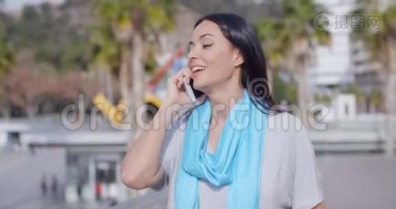 热情的女性在户外使用电话视频