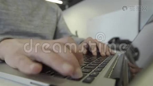 男人在笔记本电脑上打字。 男人用手在电脑键盘上打字视频